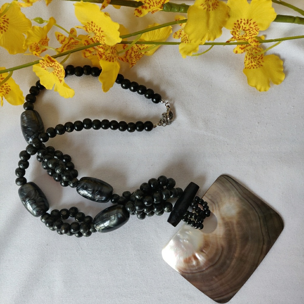EUC Wooden Bead Necklace w/Mother of Pearl Pendant